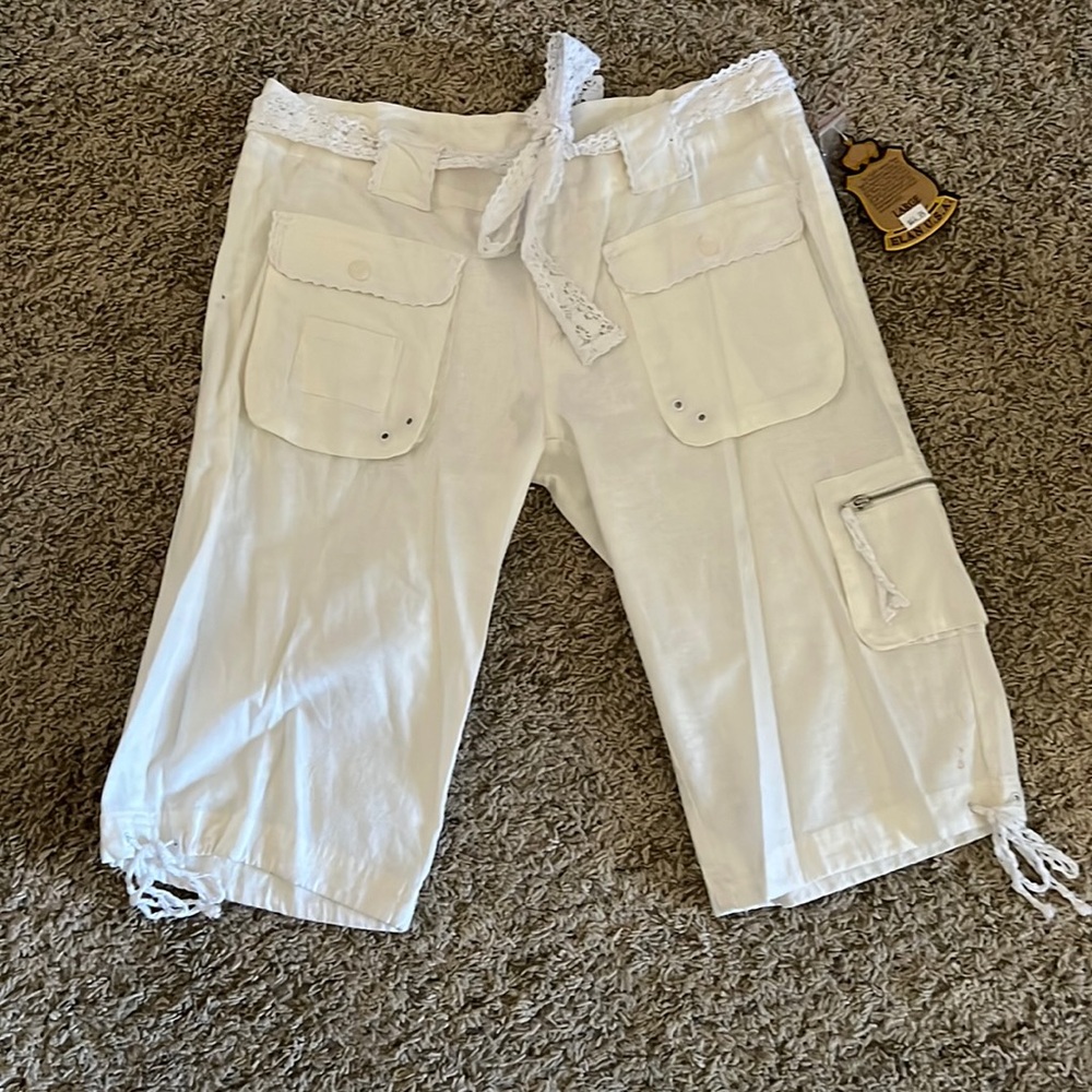 Elan NEW white capri pants with cargo pocket and lace belt and accents